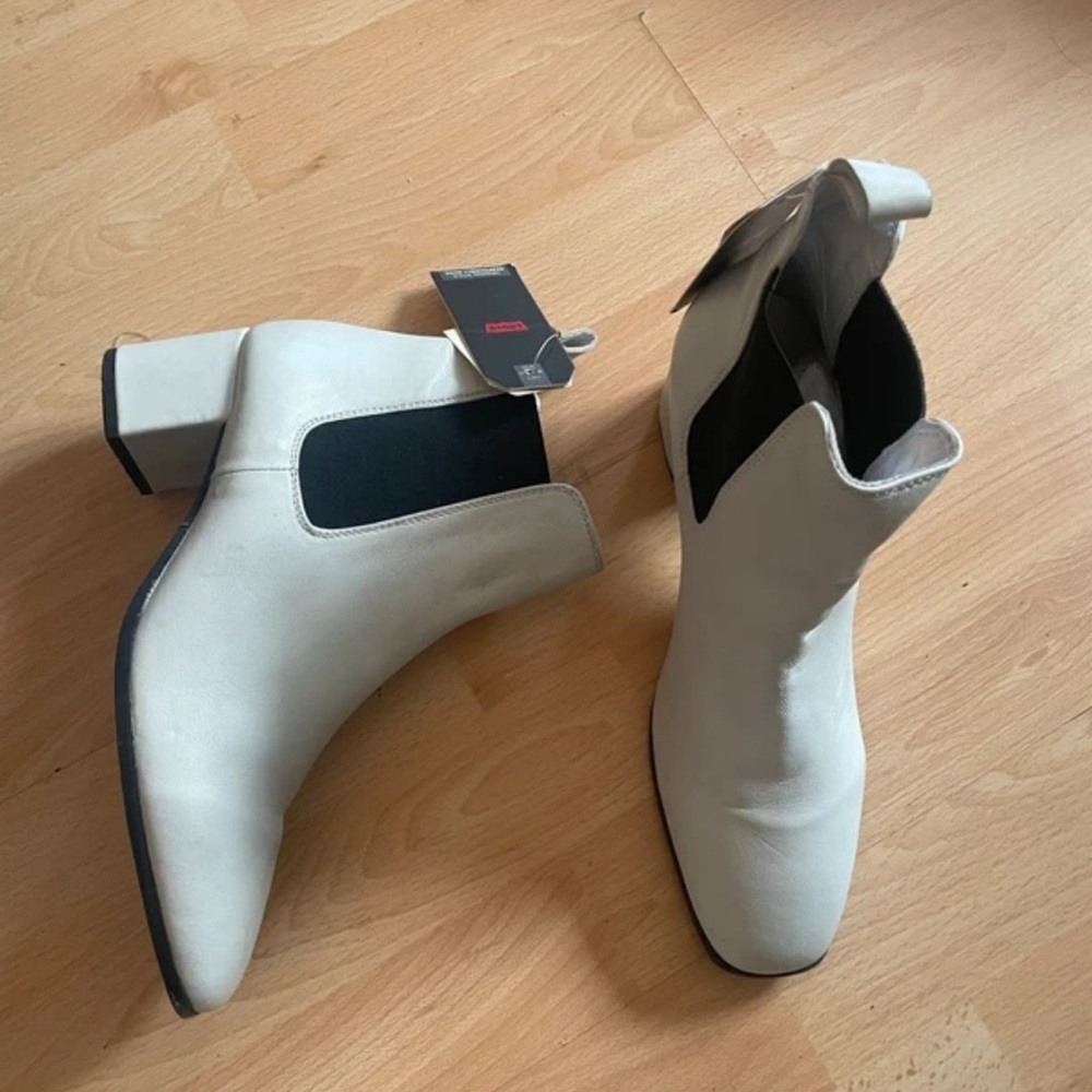 Levi's Cream Chelsea Ankle Boots with Black Elastic Insets